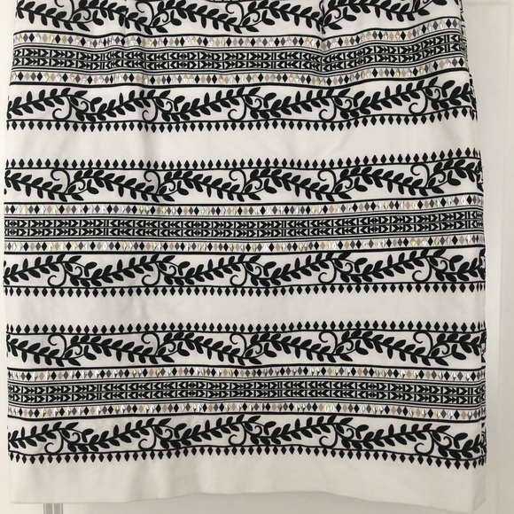 White House Black Market embroidered pencil skirt - Picture 4 of 4